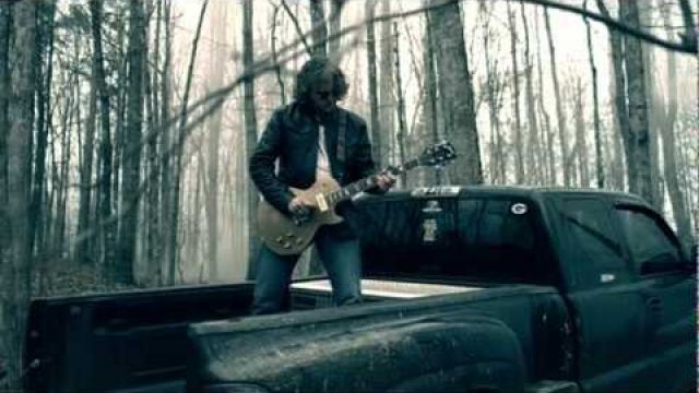 Brantley Gilbert - Kick It In The Sticks