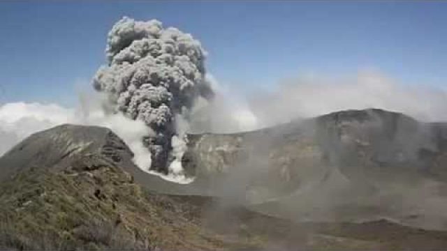 Breaking News - Costa Rica volcano awakens after 20 years